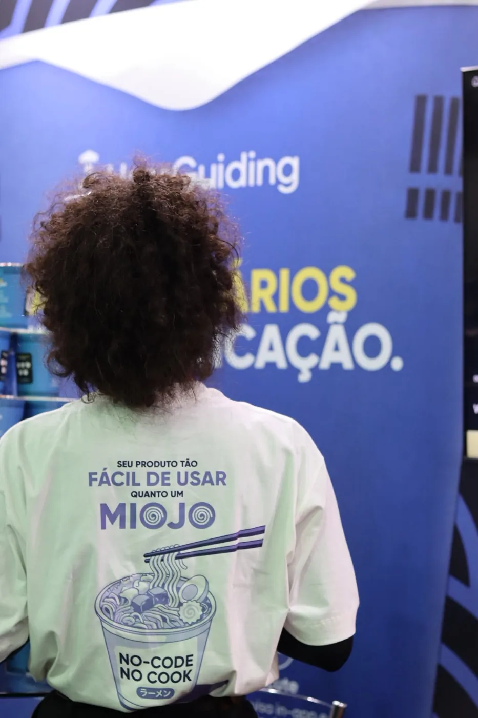 Camiseta do time em uso, de costas para o estande