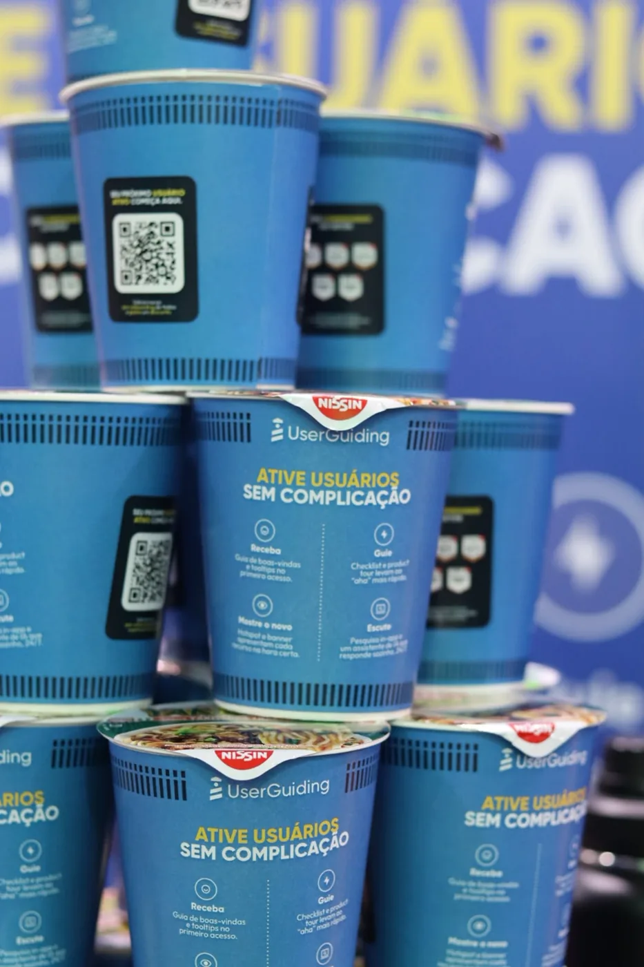Miojos de verdade com o rótulo da campanha e QR code
